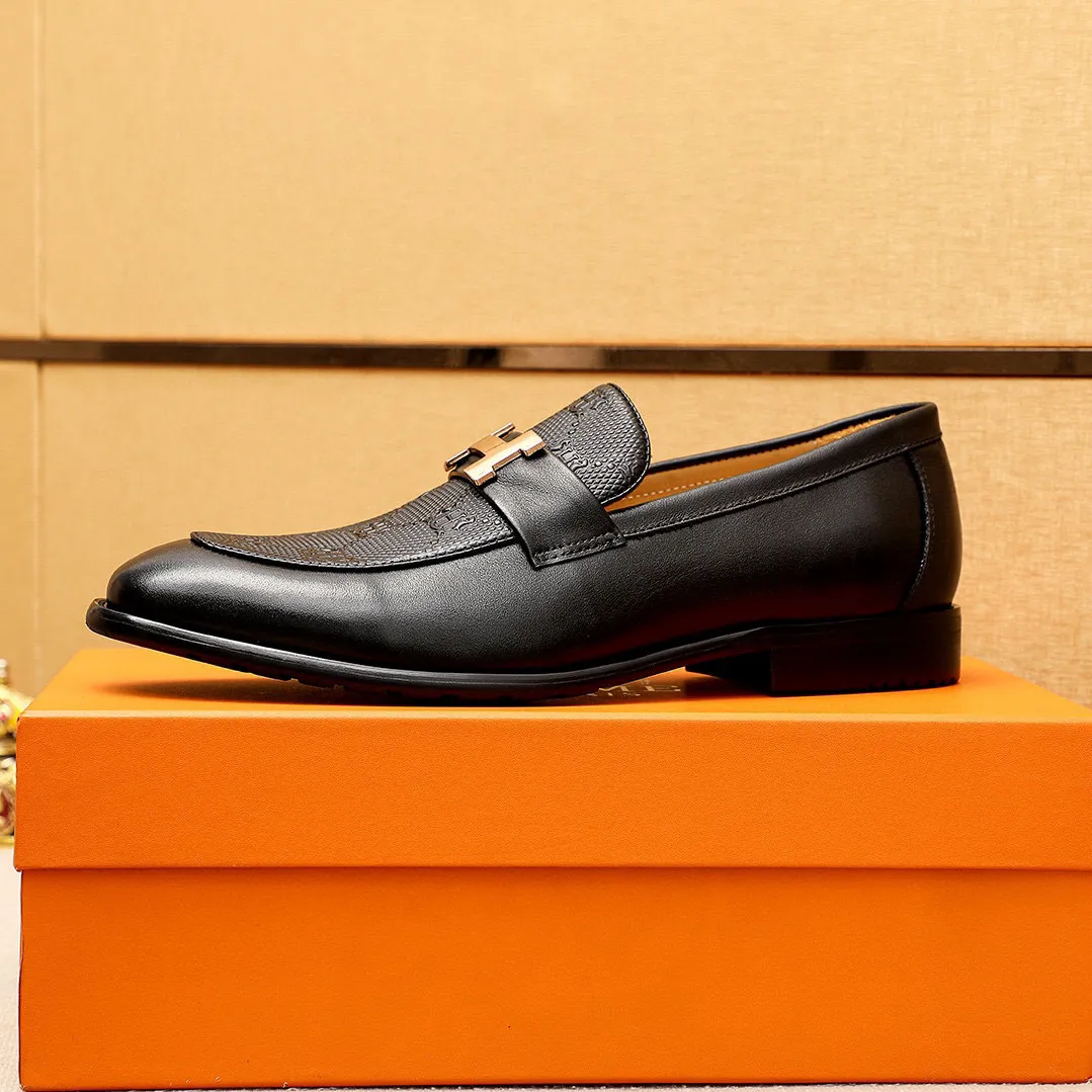Men's shoes 💰442 💐 Product trademark: HERMES "Hermès" casual leather shoes Regular size: 38-44 (45🉑️customized) Product materials: Selected imported first-layer calfskin embroidered upper + luxury hardware buckle, imported water-dyed 🐂 cowhide lining. Strong three-dimensional visual effect, combined outsole Color: 1⃣️color optional